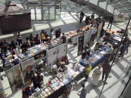 vue sur les stands BD depuis la salle de conférence
