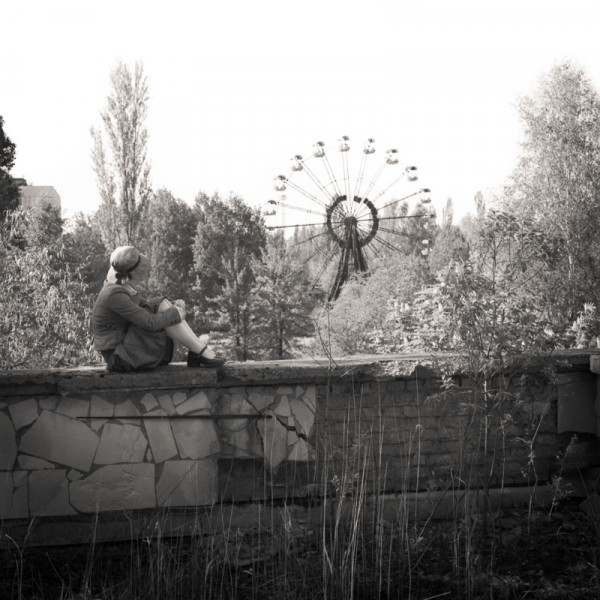 Marie Poppet devant la grande roue de Pripyat