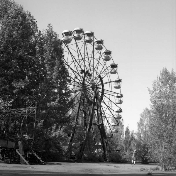 Marie Poppet devant la grande roue de Pripyat