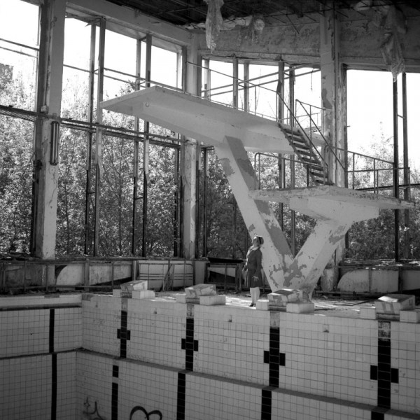Pripyat: Marie Poppet regarde le plongeoir de la piscine