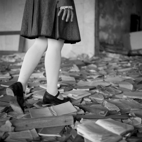 Prypiat: des livres étalent leur connaissance sous les pieds de Marie Poppet