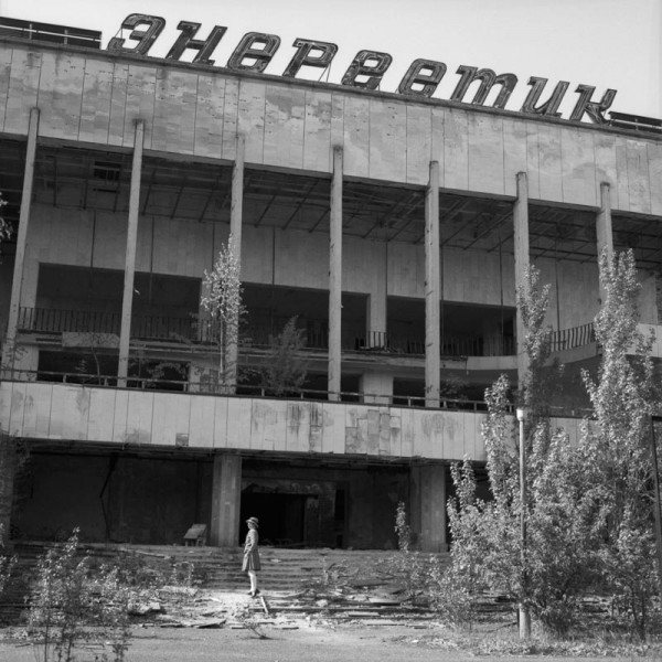 Prypiat: Marie Poppet devant un Gymnase