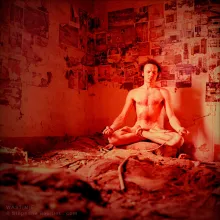 Autoportrait de nu en position lotus de yoga: méditation sur des sacs en toile