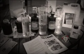 Éprouvette, bac et solutions pour développer des négatifs argentiques