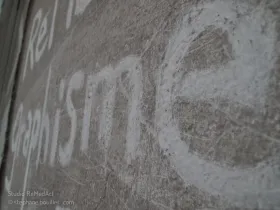 Quand le nettoyage d'un mur devient le début du street art...