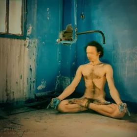 Autoportrait de nu en position lotus de yoga: méditation