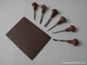 Matériel pour linogravure, étape gravure seule: une plaque de linoleum et des gouges Pfeil