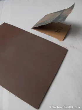 La plaque de linoleum est poncée finement, permettant une meilleure accroche du gesso et également de gommer des défauts éventuels (facultatif ?)