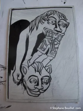 Encrage (suite): ne pas hésiter à faire de larges applats de noir, éviter de faire des traits trop fins que l'on ne pourrait pas graver. Cette étape peut être encore assez imprécise et laisser libre cours à la gravure proprement dite, ou au contraire être très précise et permettre de suivre vraiment les traits lors de la gravure