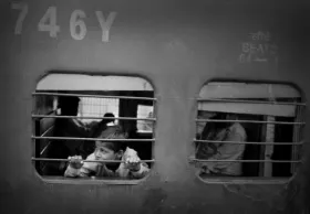 Enfant dans un train indien
