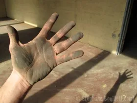 Main sale dans une usine