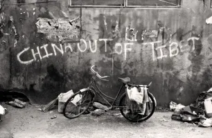 Grafiti "China out of Tibet"