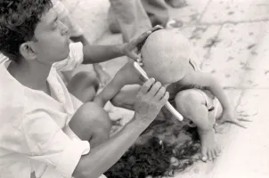 Rasage de la tête d'un enfant | Varanasi | Inde